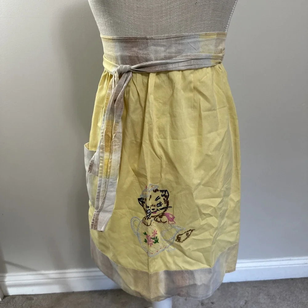 Vtg Yellow‎ Apron With Adorable Cat Kitten In A Teapot Embroidered